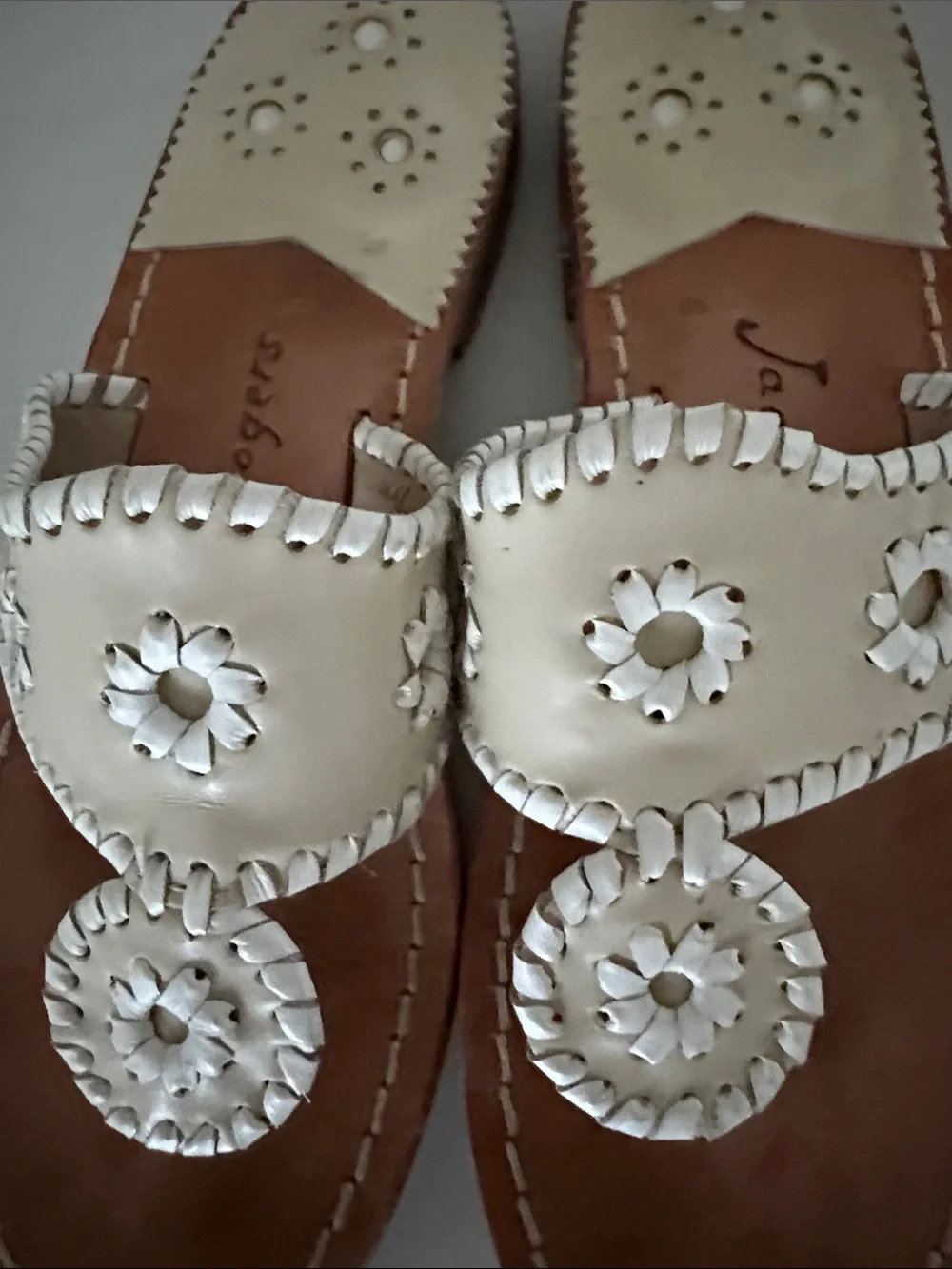 Jack Rogers women's White and Beige Leather Floral Thong Sandals.Size  7M.